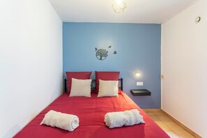 2 bedrooms, desk, iron/ironing board, WiFi