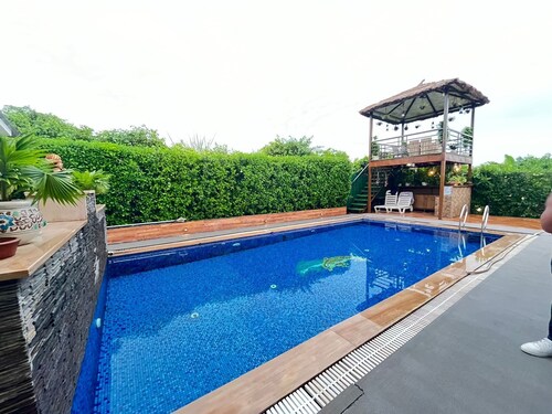 GoBravo 37 - 2Bhk Farm with Pool & Garden Sec150 Noida