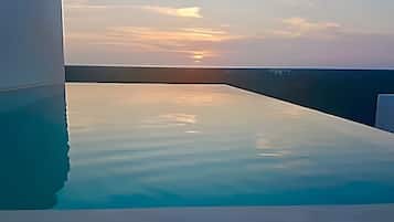 Departamento Confort | Alberca | Alberca al aire libre y camastros