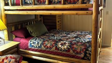 1 dormitorio, tabla de planchar con plancha, wifi y ropa de cama