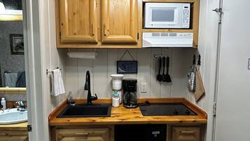 Frigorífico, microondas, placa de cocina y cafetera o tetera