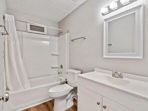 Haartrockner, Handtücher, Seife, Shampoo