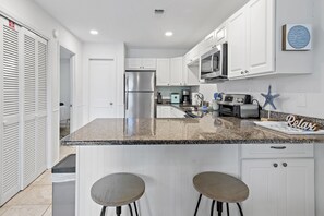 Fridge, microwave, oven, stovetop - Making Waves*Walk to Beach*Pools* (Santa Rosa Beach)