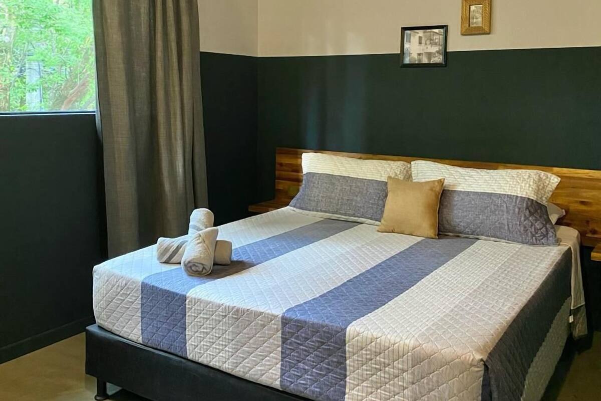 Chambre Double Standard, 1 grand lit, salle de bains commune