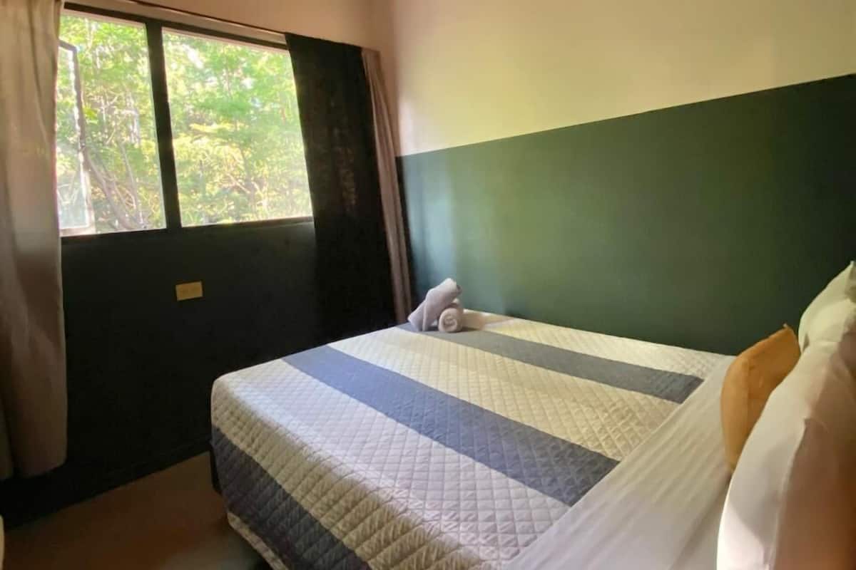 Chambre Double, 1 lit double, salle de bains commune