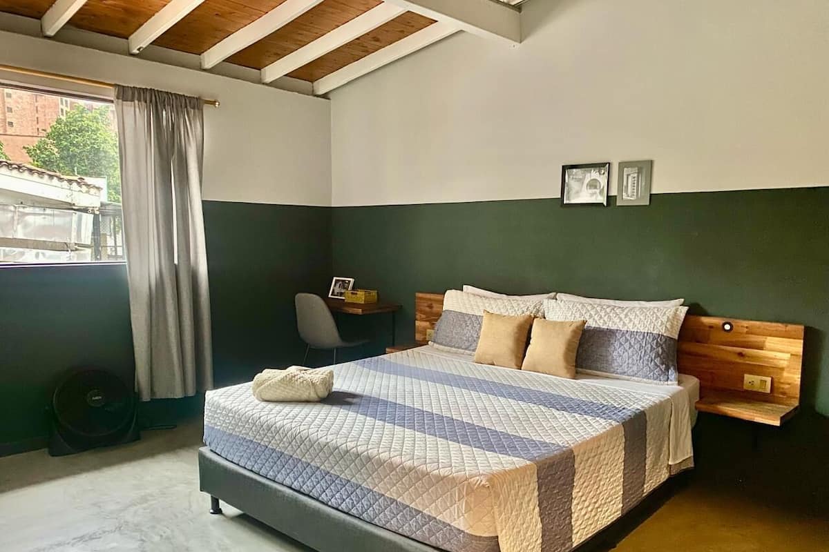 Chambre Standard, 1 grand lit, salle de bains attenante, vue cour intérieure