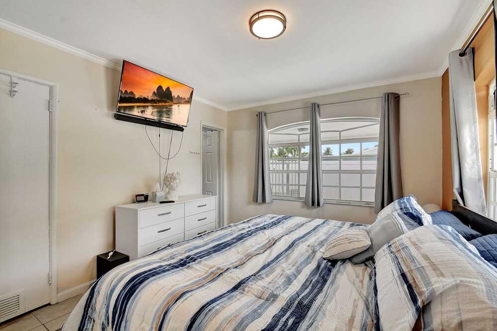 Spacious 3bedroom house in fabulous Lake Worth Beach with AC, WiFi