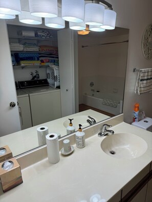 Sèche-cheveux, bidet, serviettes fournies, savon