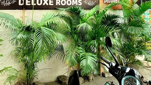 Señal para HABITACIONES DELUXE, con y sin aire acondicionado, HOTEL Sai Balaji.