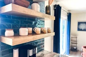 Een keuken met houten planken, een koffieapparaat en een pak keukenpapier.