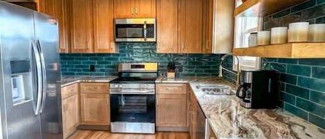 冷蔵庫、電子レンジ、オーブン、コンロ