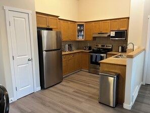 ثلاجة، ميكروويف، فرن، موقد طهي مسطح