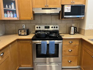 Réfrigérateur, four à micro-ondes, un four, surface de cuisson