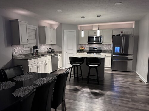 Charming 3-bedroom LED vibe cozy house with AC and WiFi in Steeple Chase.