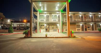Regency Inn & Suites By OYO Bay City TX