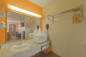 Habitación estándar, 2 camas Queen size, para fumadores | Baño | Amenidades de baño gratuitas, secadora de cabello, toallas 
