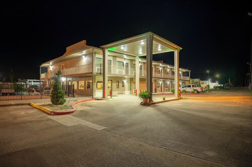 Regency Inn & Suites By OYO Bay City TX
