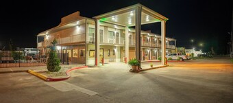 Regency Inn & Suites By OYO Bay City TX
