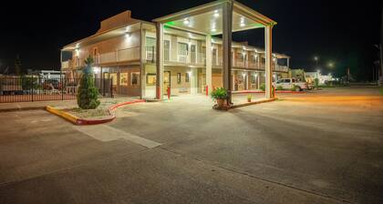 Regency Inn & Suites By OYO Bay City TX