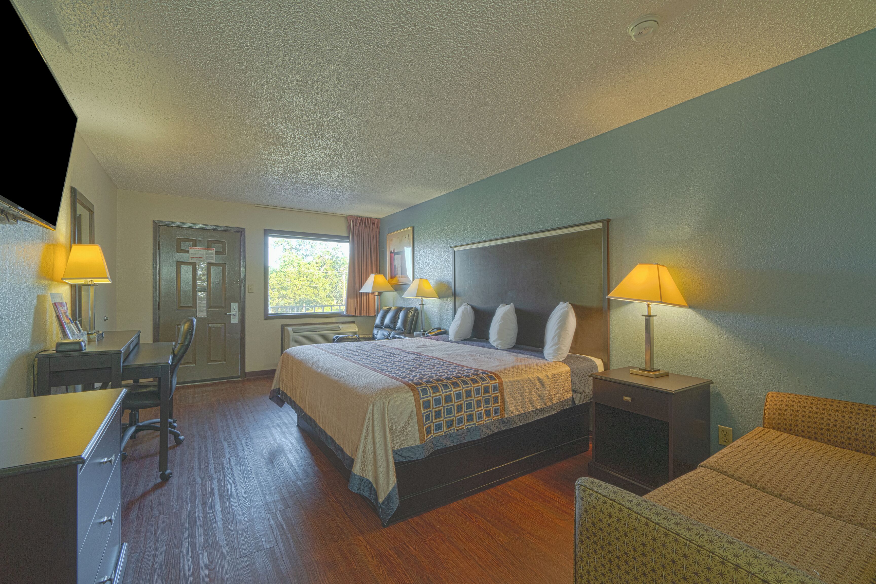 Minibar, desk, iron/ironing board, free WiFi