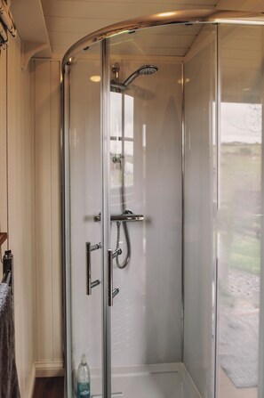 Douche, sèche-cheveux, serviettes fournies, savon