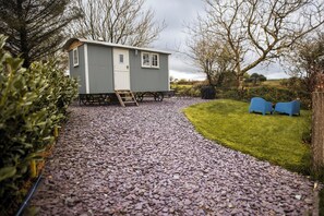 Property grounds - Luxury Shepherds Hut with Bath (Truro)