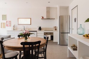 Kjøleskap, ovn, kokeplater og oppvaskmaskin