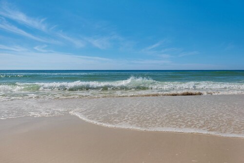 PRIVATE BEACH/POOL ACCESS-Town Center-Coastal Charm-Newly Renovated