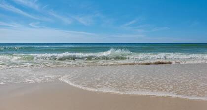 PRIVATE BEACH/POOL ACCESS-Town Center-Coastal Charm-Newly Renovated