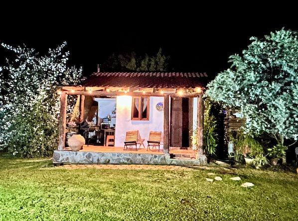Basic Cabin, Courtyard View | Down comforters, bed sheets