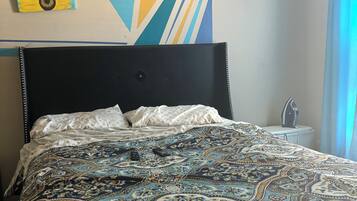 4 bedrooms, desk, Internet