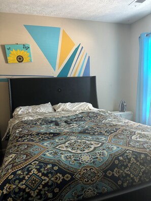 4 bedrooms, desk, Internet