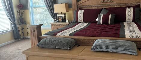 4 عدّة غرف نوم ومكتب وخدمة الإنترنت