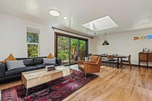 Living area - Stunning home with hot tub (Boise)