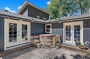 Terrace/patio - Stunning home with hot tub (Boise)