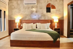 Estudio de lujo, patio, planta baja | Ropa de cama de alta calidad, minibar y cortinas blackout