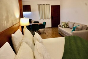 ラグジュアリー スタジオ キングベッド 1 台ソファーベッド付き キッチン | 高級寝具、ミニバー、遮光カーテン、防音設備