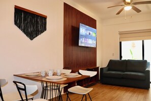 Estudio de lujo, patio, planta baja | Comedor