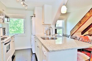 Fridge, microwave, oven, stovetop - Luxury Penthouse Overlooking the 1000 Islands (KIngston)
