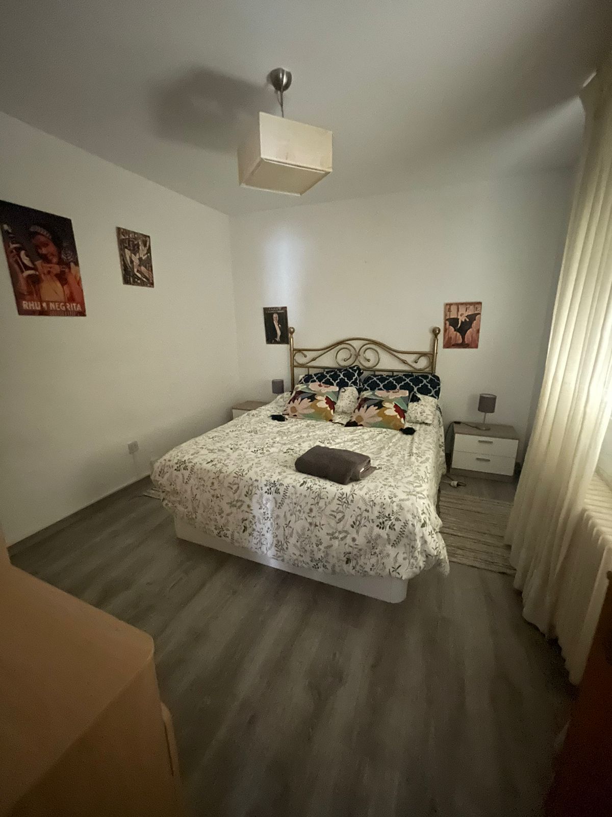 2 عدّة غرف نوم ومكواة/لوح كي وواي فاي وملاءات أسرّة