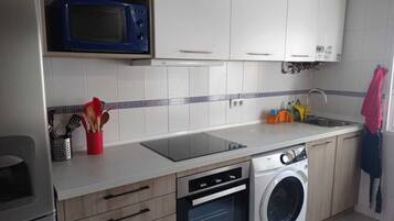 Een koelkast, een magnetron, een oven, een kookplaat