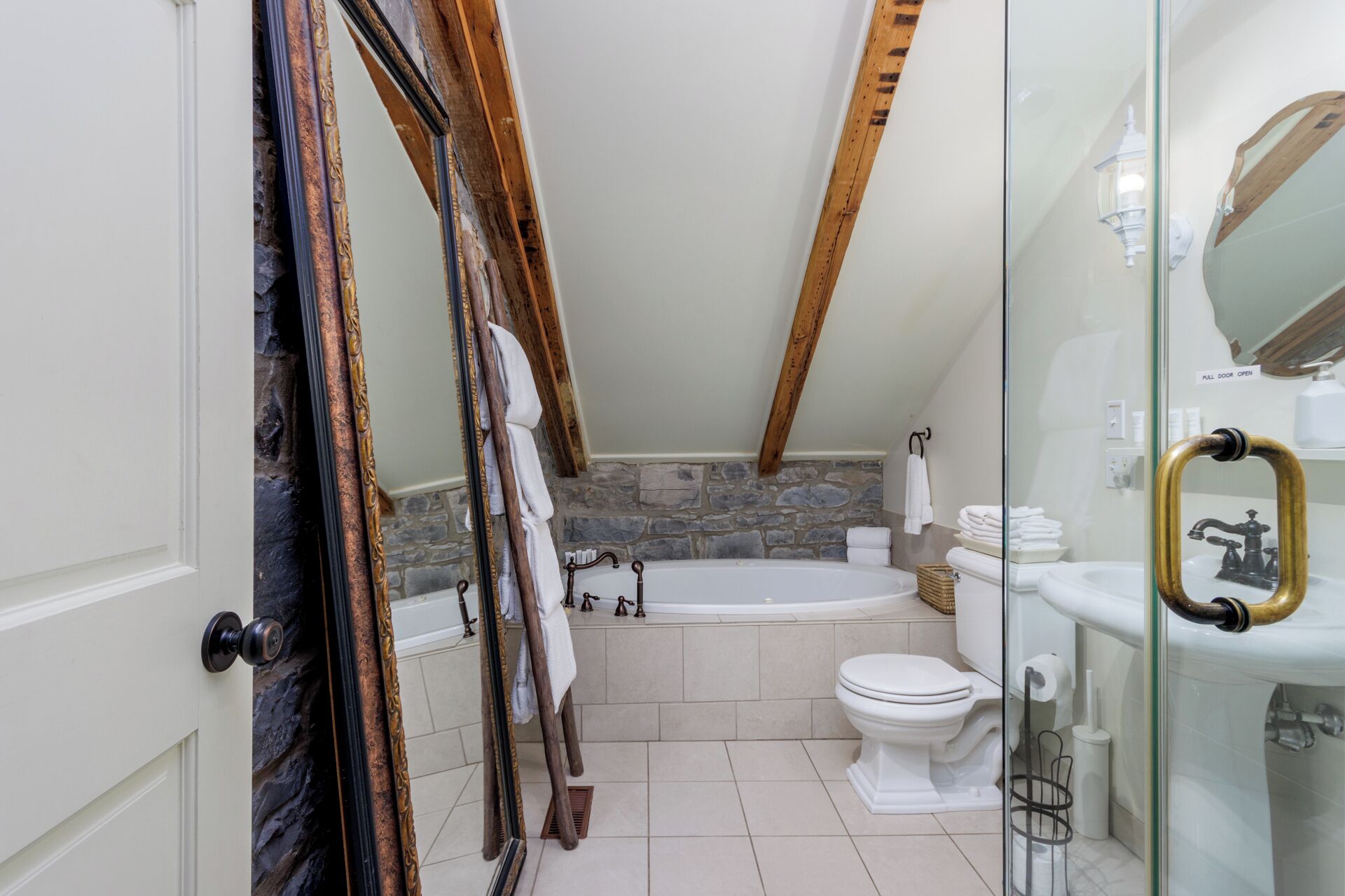Douche, baignoire à remous, séchoir à cheveux, serviettes fournies