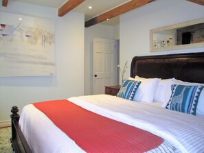 2 bedrooms, desk, iron/ironing board, WiFi
