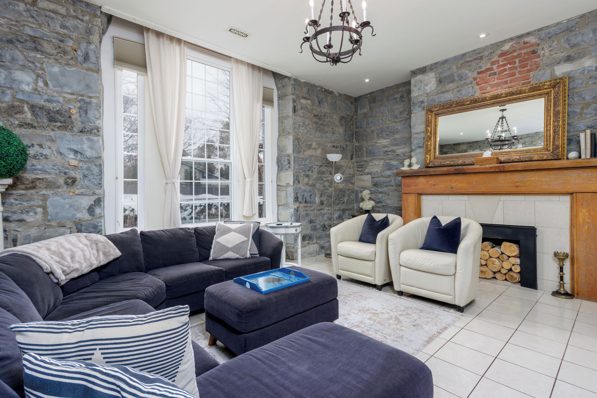 Smart TV, fireplace