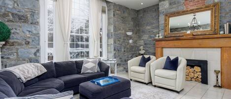 Smart TV, fireplace