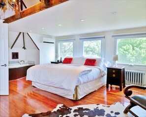 1 bedroom, desk, iron/ironing board, WiFi - 18th Century Luxury Suite with Rustic Charm (KIngston)