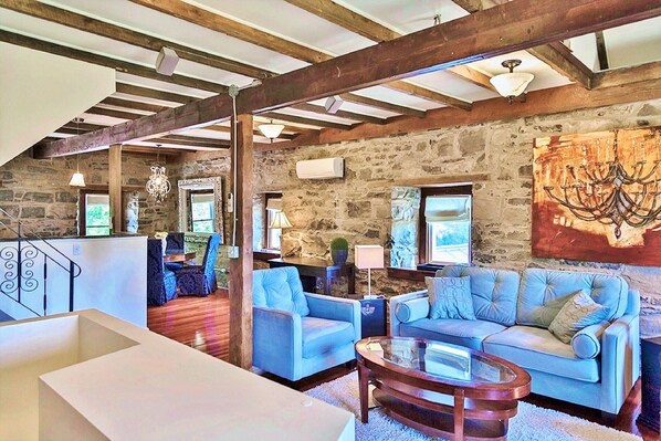 Smart TV, fireplace - 18th Century Luxury Suite with Rustic Charm (KIngston)