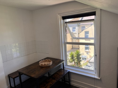 TOP FLOOR RESIDENTIAL FLAT IN EASTBOURNE CENTRE