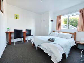 2 bedrooms, iron/ironing board, WiFi, bed sheets - Charming 2-bedroom unit in lovely Wellington with AC, WiFi sale on now  (Wellington)