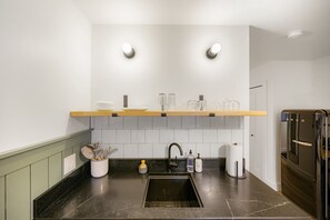冰箱、微波炉、茶具/咖啡用具、烤面包机